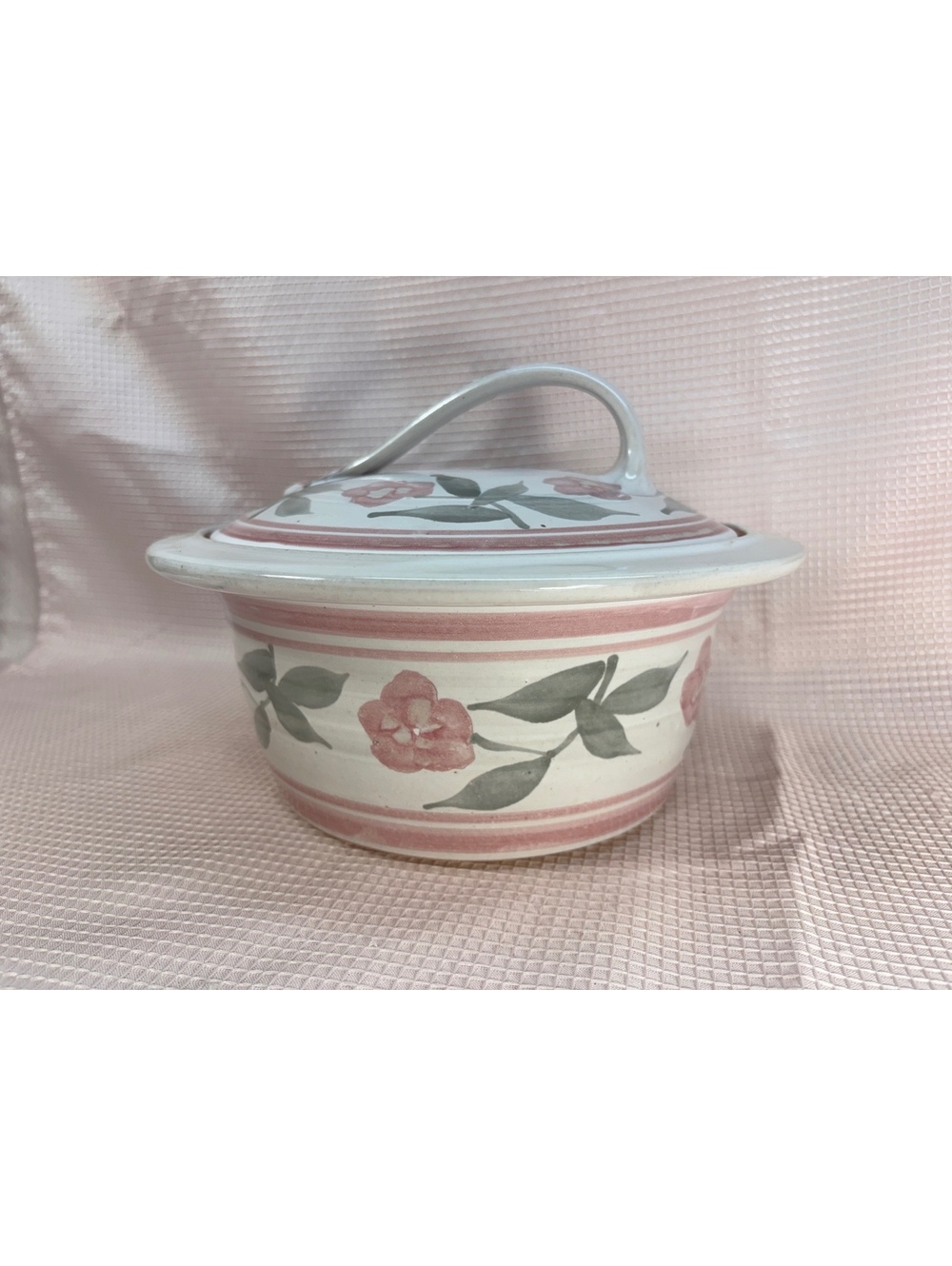 261 - 2 quart Casserole Dish with Lid in Pink Floral Robert Fishman Pottery